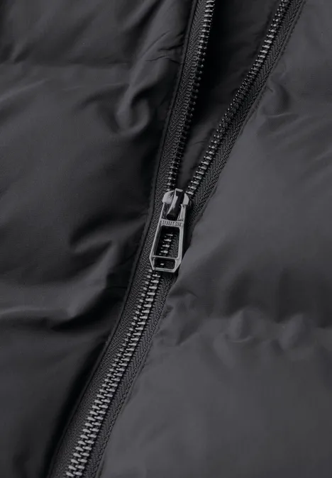Nahaufnahme eines schwarzen Steppjacken-Reißverschlusses mit Metall-Zipper