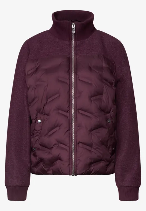 Dunkellila Damenjacke mit Steppfront, Strickärmeln und durchgehendem Reißverschluss