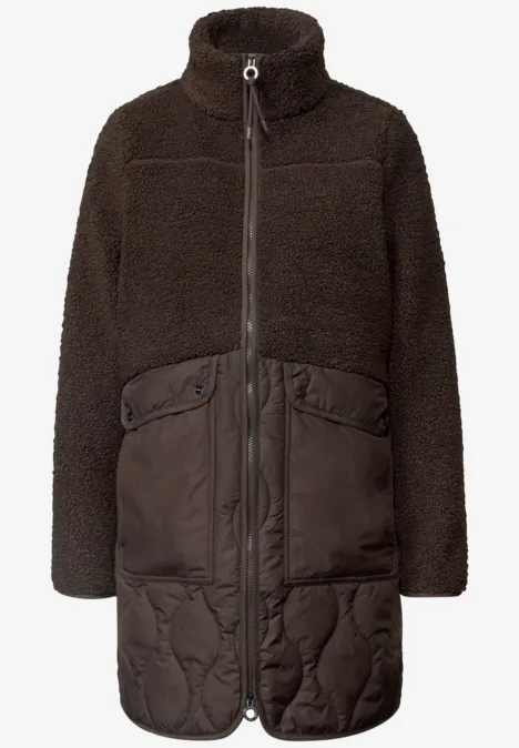 Braune Fleecejacke mit Hochkragen, durchgehendem Reißverschluss und zwei wattierten Taschen am unteren Saum.