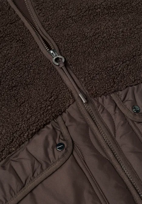 Braune Fleecejacke mit Reißverschluss und Druckknopftaschen, Detailansicht.