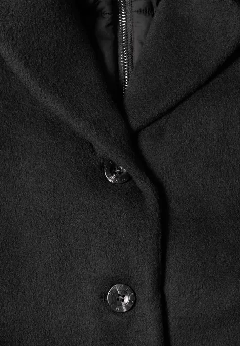 Manteau à col à revers et capuche intégrée Black Gros plan sur un manteau noir en laine avec bouton et revers