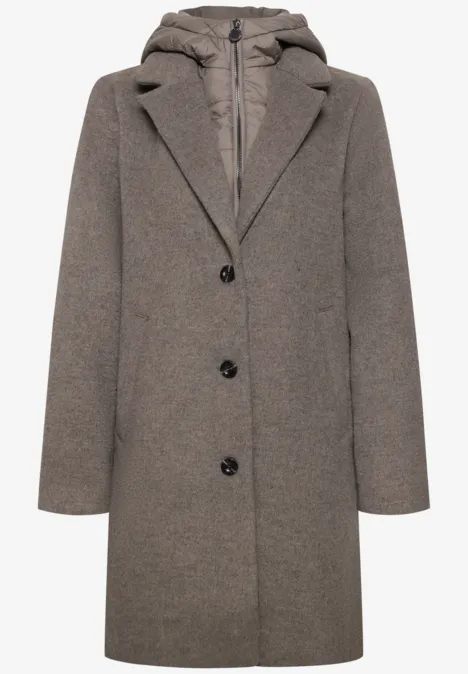 Manteau gris à capuche, longueur genou, trois boutons, doublure matelassée.