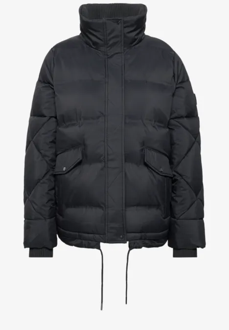 Steppjacke mit Stehkragen und Tunnelzug Obsidian Blue Schwarze Daunenjacke mit hohem Kragen, seitlichen Taschen und Kordelzug am Saum.