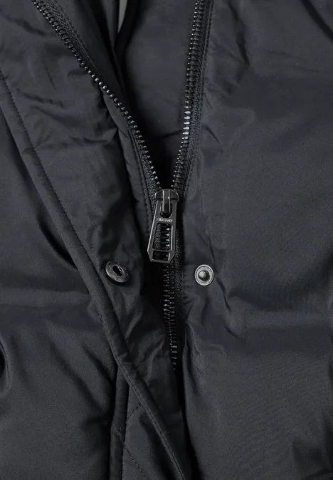 Steppjacke mit Stehkragen und Tunnelzug Obsidian Blue Detailaufnahme einer schwarzen Jacke mit Reißverschluss und Druckknöpfen.