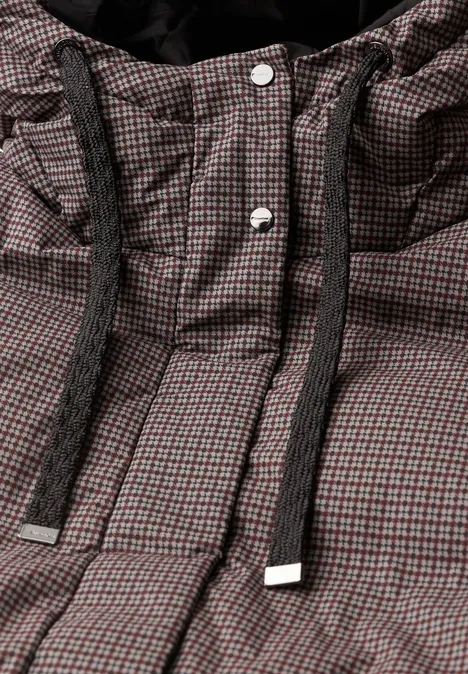 Karierte Steppjacke mit Kapuze, Kordeln und silbernen Enden.