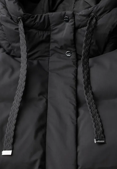 Schwarze gesteppte Winterjacke mit Kapuze, Kordelzug und dezenten Metall-Details