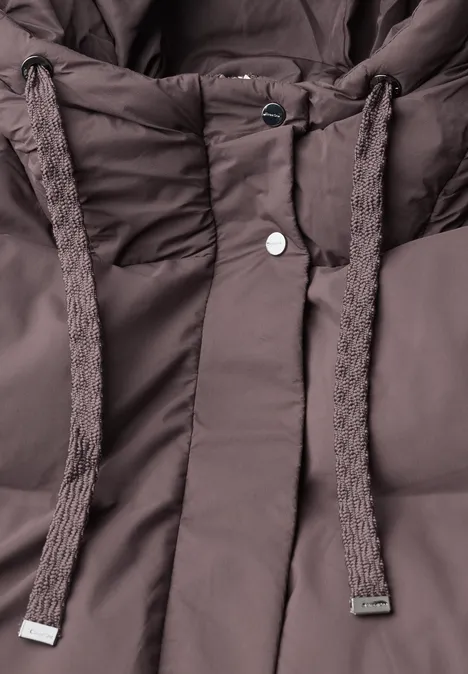 Braune, wattierte Jacke mit Kapuze, Kordelzügen und verdeckter Knopfleiste.