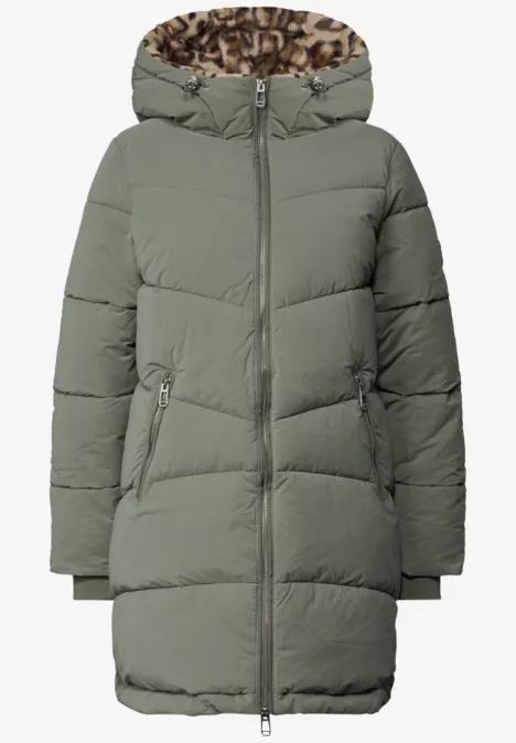 Olivgrüne wattierte Daunenjacke für Damen, mit Kapuze, Reißverschluss und seitlichen Taschen, knielang.