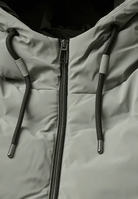 Graue Jacke mit zentralem Reißverschluss und Kordelzügen an der Kapuze