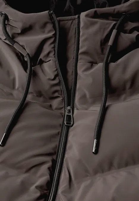Puffermantel mit Kapuze und Zipperdetails auburn brown Nahaufnahme einer wattierten Jacke mit Reißverschluss und Kordelzug