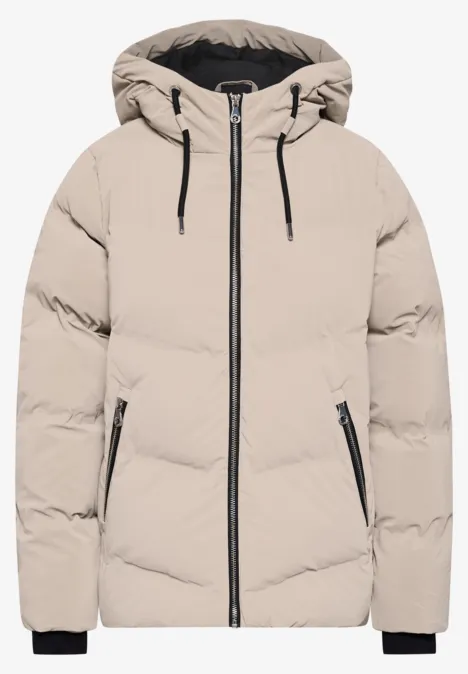 Helle beige Daunenjacke mit Kapuze, mittigem Reißverschluss, seitlichen Taschen und schwarzen Akzenten.