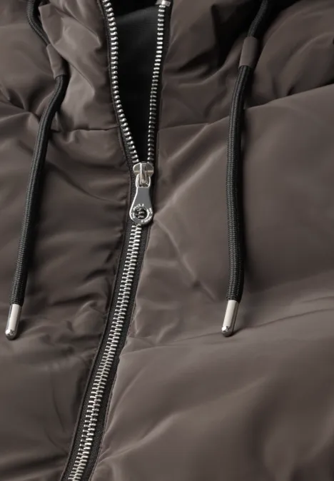 Pufferjacke mit Kapuze auburn brown Nahaufnahme einer gesteppte Jacke mit Reißverschluss und Kapuzenkordeln in dunklem Grau.
