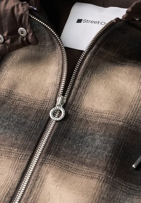 Veste contenant de la laine, avec capuche amovible auburn brown Braune karierte Jacke mit silbernem Reißverschluss und Ringanhänger, Street One-Label sichtbar