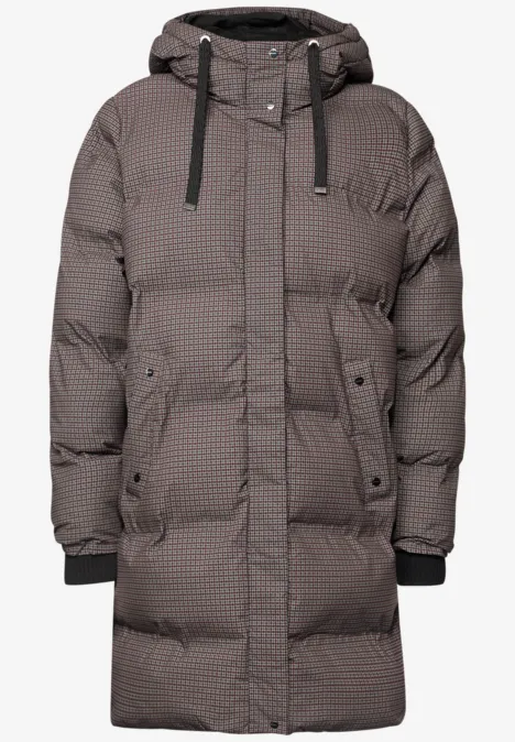 Grauer Steppmantel mit Kapuze, Kordelzug und aufgesetzten Taschen, knieumspielende Länge.