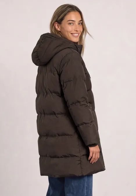 Lange Jacke mit Kapuze und Steppmuster auburn brown Eine Frau in einem langen, braunen Daunenmantel mit Kapuze, die lächelnd über die Schulter blickt.