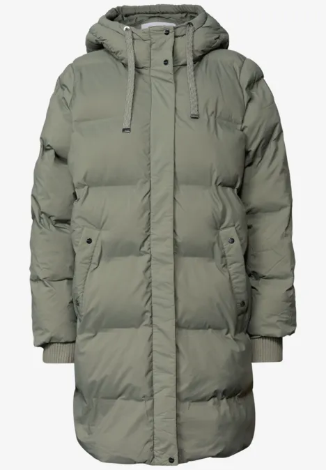 Langer grauer Steppmantel mit Kapuze, Reißverschluss und Taschen, perfekt für kaltes Wetter.