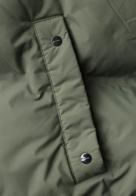 Nahaufnahme einer olivgrünen Steppjacke mit Druckknöpfen