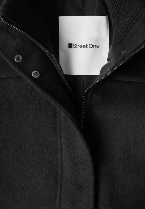 Schwarze Fleecejacke mit Reißverschluss und weißem Street One-Logo auf der Brust