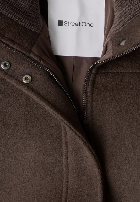 Kurzer Mantel mit Strickdetails auburn brown Braune Kapuzenjacke mit Reißverschluss und Markenlabel Street One am Kragen.