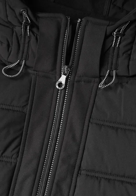 Veste softshell à capuche avec détails matelassés Black Schwarz wattierte Jacke mit Reißverschluss und Zugschnüren, Nahaufnahme des Mittelteils.