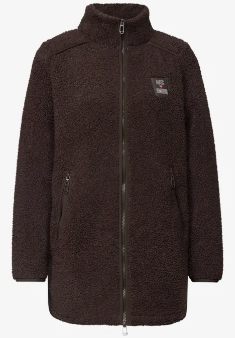 Dunkelbraune, knielange Fleecejacke mit Frontreißverschluss, hohem Kragen und zwei seitlichen Reißverschlusstaschen.