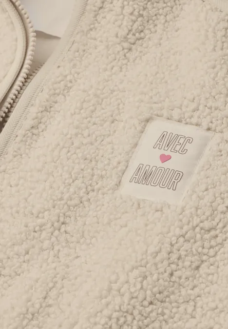 Beige Teddy-Fleecejacke mit Reißverschluss und 'Avec Amour'-Patch mit Herz.