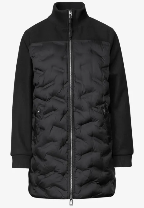 Strukturmix Jacke mit geklebter Steppung Black Schwarzer Steppmantel mit Frontreißverschluss und Strickärmeln.