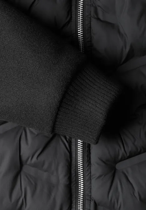 Strukturmix Jacke mit geklebter Steppung Black Schwarze, gesteppte Jacke mit Reißverschluss und elastischem Rippbündchen am Ärmel.