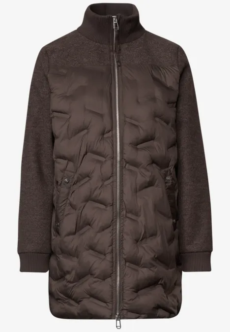 Strukturmix Jacke mit geklebter Steppung auburn brown Dunkelbrauner Steppmantel mit langen Ärmeln, Standkragen und durchgehendem Reißverschluss.