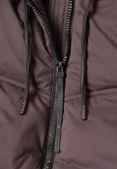 Nahaufnahme einer braunen Jacke mit Reißverschluss und Kordelzug.