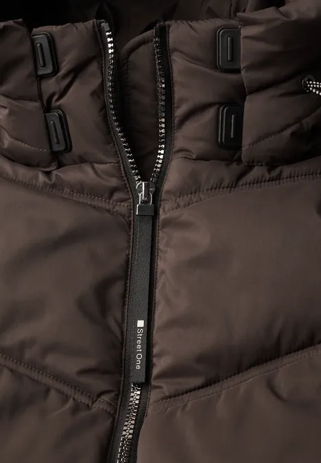 Lange Pufferjacke mit Kapuze auburn brown Nahaufnahme einer dunkelbraunen, gesteppten Jacke mit Reißverschluss und Zipper-Anhänger.
