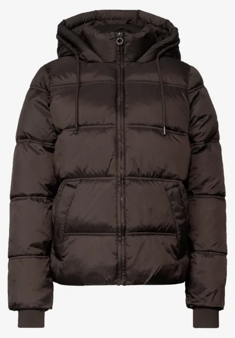 Schwarze gesteppte Winterjacke mit Kapuze, Reißverschluss und seitlichen Taschen.