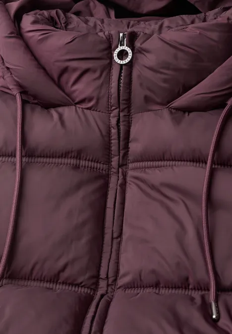 Bordeauxrote Steppjacke mit Kapuze, Reißverschluss und Kordelzug am Kragen.