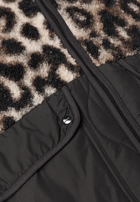 Strukturmix Teddy-Mantel mit Steppdetails Black Nahaufnahme einer Jacke mit Leopardenmuster-Fellbesatz, schwarzem Gewebe, Reißverschluss und Druckknopftasche.