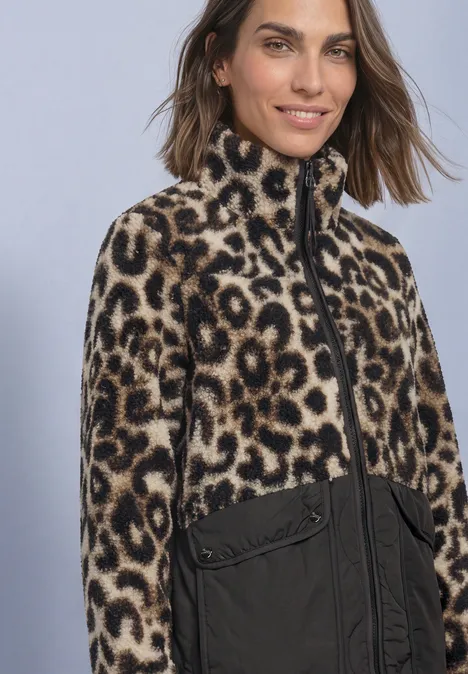 Strukturmix Teddy-Mantel mit Steppdetails Black Frau mit offener Jacke im Leopardenmuster, unten schwarzer Einsatz und hoher Kragen.