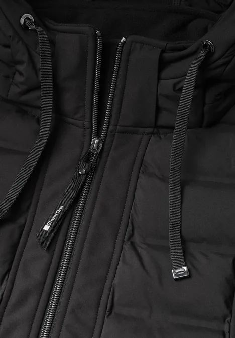 Softshelmantel mit Kapuze und Steppdetails Black Nahaufnahme einer schwarzen Steppjacke mit Kapuze und Reißverschluss.