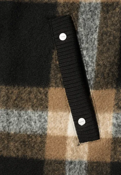 Karierte Stoffstruktur in Schwarz, Braun und Creme mit schwarzem Riemen und zwei silbernen Druckknöpfen.