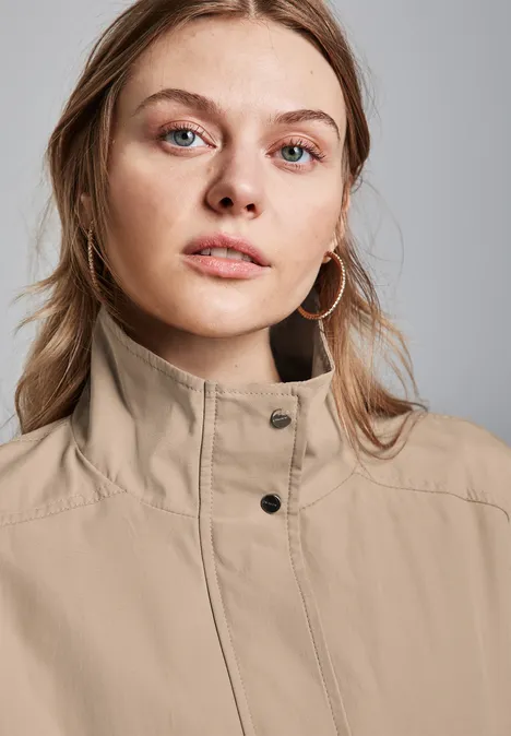 Kurze Jacke mit Stehkragen desert beige