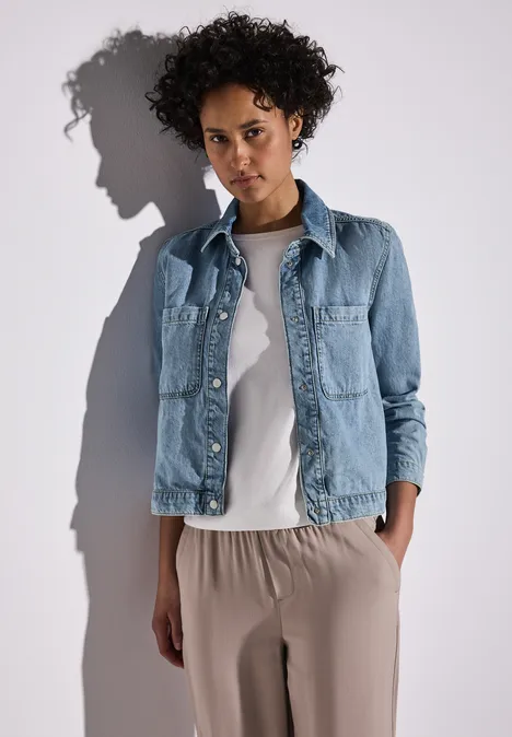 Jeansjacke mit Brusttaschen light blue authentic wash
