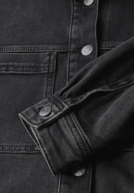 Jeansjacke mit Brusttaschen Black washed