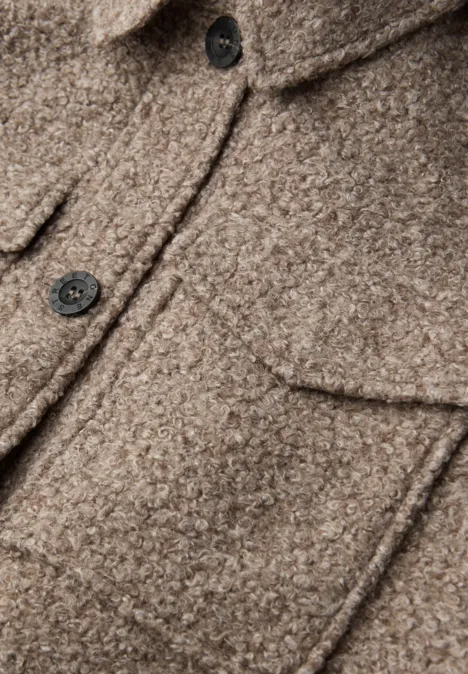 Overshirt in Wolloptik light terra mocha mel. Overshirt in Wolloptik light terra mocha mel.