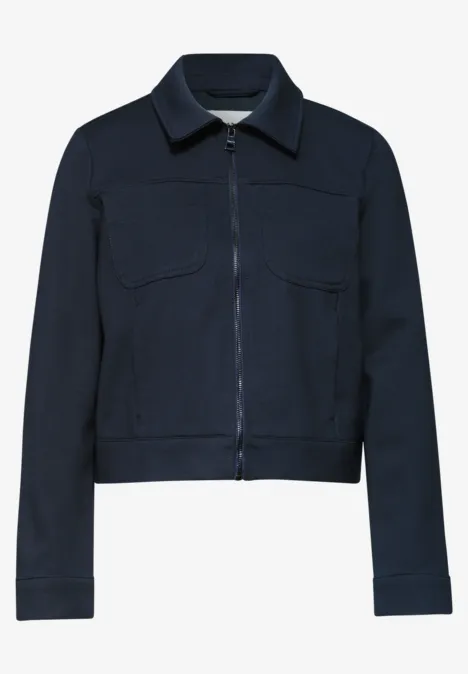 Dunkelblaue Jacke mit schlichtem Kragen, durchgehendem Reißverschluss und aufgesetzten Brusttaschen