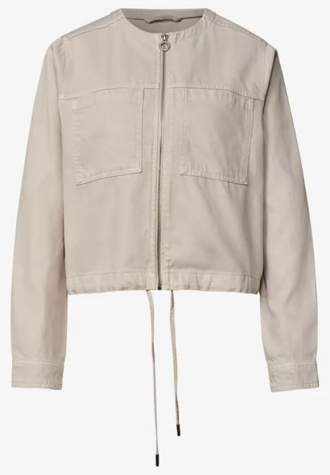 Licht beige jack met ritssluiting, lange mouwen, borstzakken en verstelbaar koord in de taille.