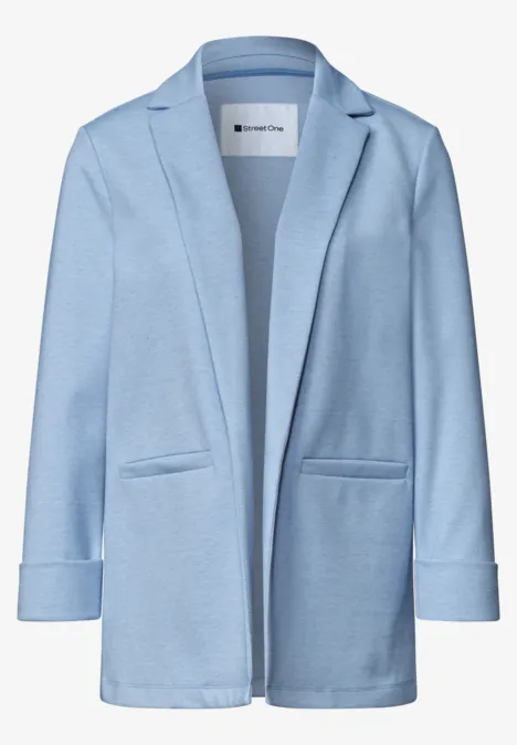 Veste blazer bleu clair, coupe droite ouverte, manches longues et poches passepoilées.
