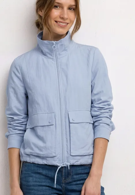 Jacke mit Stehkragen und Zipper cashmere blue Person mit hellblauer Jacke und blauer Jeans vor schlichtem weißen Hintergrund.