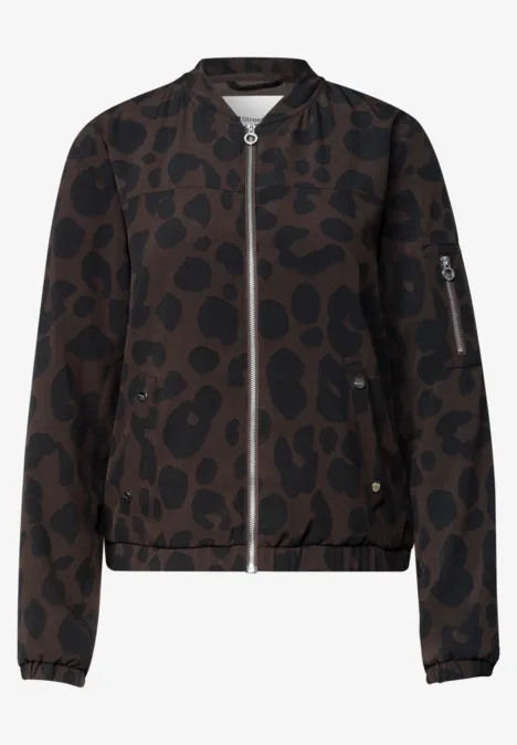 Dunkelbraune Bomberjacke mit dezentem Leopardenmuster, Reißverschluss und seitlichen Taschen.