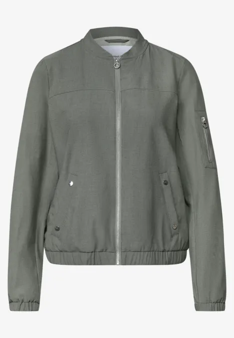Groene bomberjack met opstaande kraag, ritssluiting, zakken en elastische boorden.