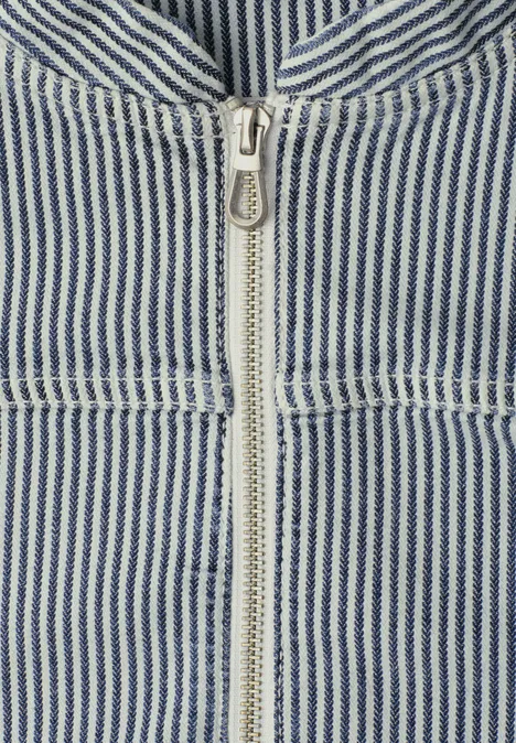 Nahaufnahme einer blau-weiß gestreiften Jacke mit Reißverschluss