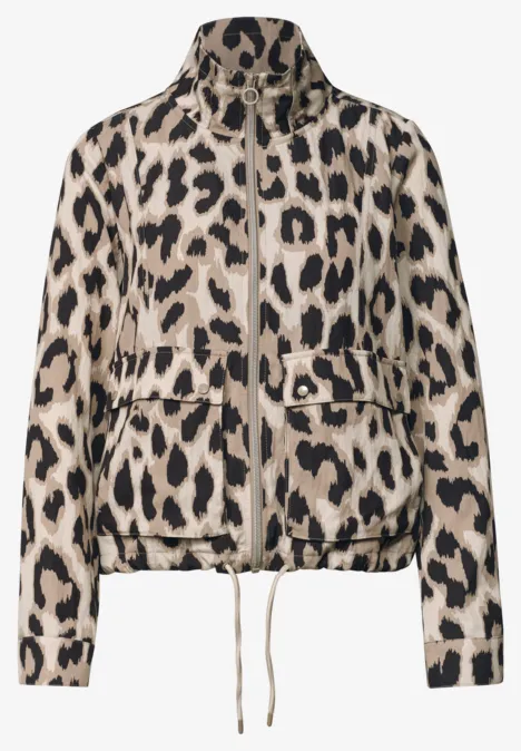 Leopardenmuster-Bomberjacke mit hohem Kragen und Kordelzug am Saum.