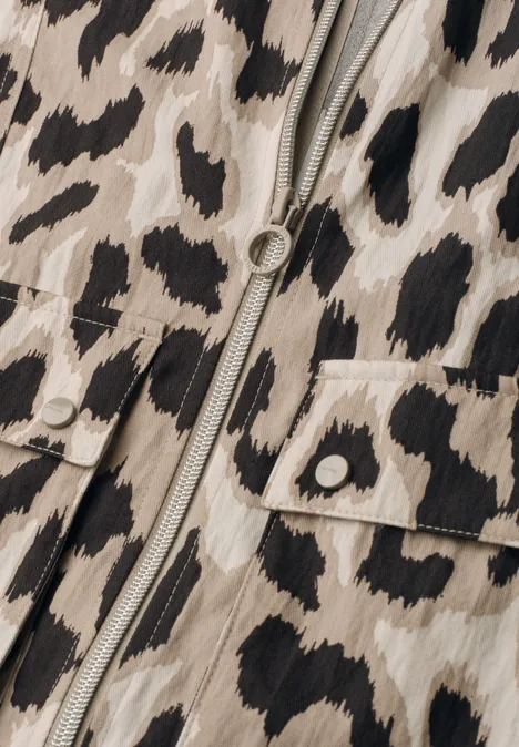 Beige Jacke mit schwarzem Leopardenmuster, mittigem Reißverschluss und aufgesetzten Taschen.